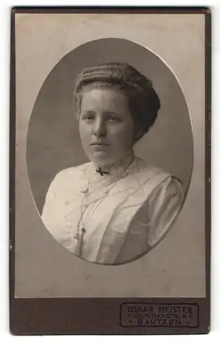 Fotografie Oskar Meister, Bautzen, Portrait hübsches Fräulein mit zurückgebundenem Haar