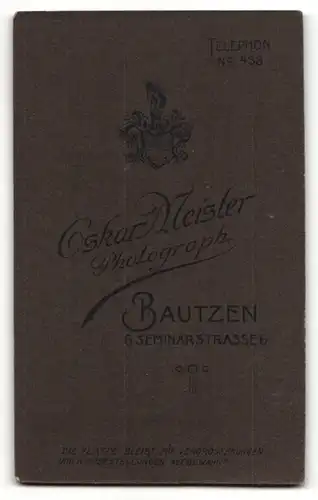 Fotografie Oskar Meister, Bautzen, Portrait hübsches Fräulein mit zurückgebundenem Haar