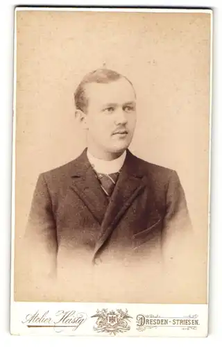 Fotografie Atelier Heisig, Dresden-Striesen, Portrait junger charmanter Mann mit blondem Haar und Krawatte im Anzug
