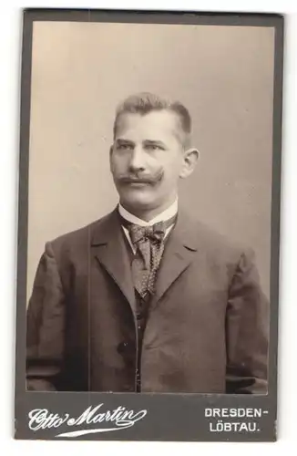 Fotografie Otto Martin, Dresden-Löbtau, Portrait junger charmanter Mann mit Oberlippenbart im Anzug