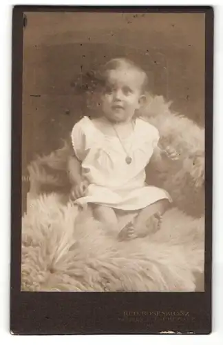 Fotografie Rud. Rosenkranz, Mügeln, niedliches blondes kleines Mädchen mit Halskette im weissen Kleidchen