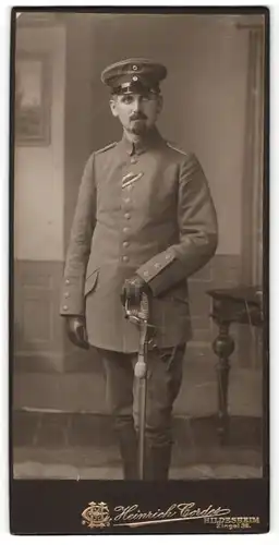 Fotografie Heinrich Cordes, Hildesheim, Offizier in Uniform mit Säbel