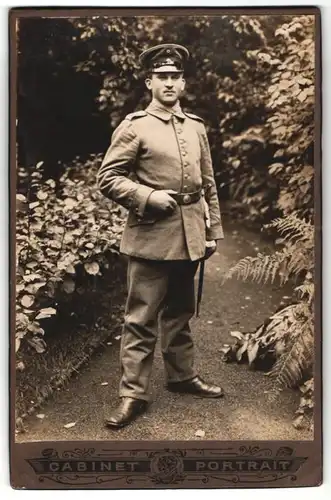Fotografie Deutscher Soldat in Feldgrau mit Schirmmütze und Bajonett