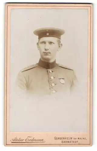 Fotografie Atelier Erdmann, Gonsenheim, Portrait deutscher Soldat in Uniform mit Orden