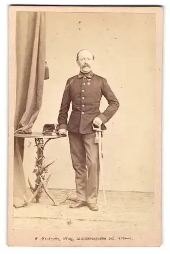 Fotografie F. Friedrich, Prag, österreichischer Soldat in Uniform mit Orden und Säbel