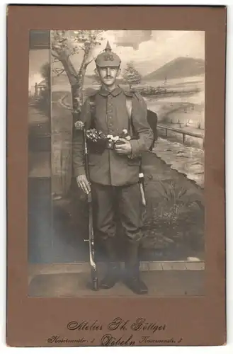 Fotografie Atelier Böttger, Döbeln, Kriegsausmarsch, Infanterist in Feldgrau mit Gewehr & Überzug Rgt. 183, 1.WK