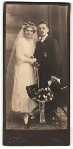Fotografie M. Lüttgens, Görlitz, Hochzeitspaar, Bräutigam mit Orden Eisernes Kreuz EK II