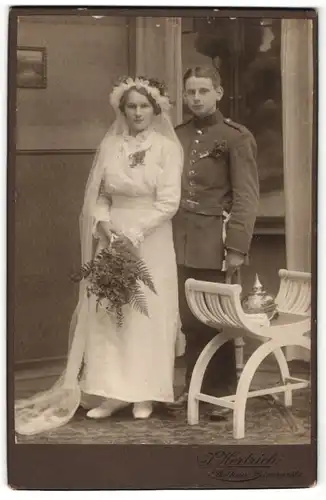 Fotografie Atelier Hertrich, Wilkau, Kriegshochzeit deutscher Soldat in Uniform mit Pickelhaube & Hochzeitsbraut, 1.WK