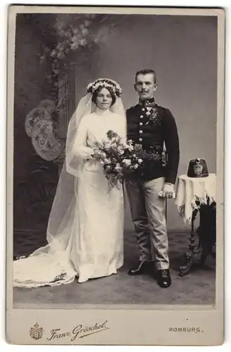 Fotografie Franz Gröschel, Rumburg, Kriegshochzeit, österreichischer Soldat in Uniform mit Tschako und Orden, 1.WK