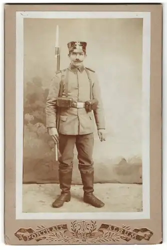 Fotografie Landsturm-Soldat in Uniform mit Gewehr & aufgepflanztem Bajonett