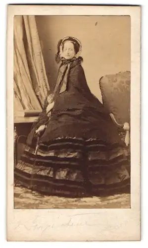 Fotografie Portrait Eugenie de Montijo Kaiserin von Frankreich, elegant gekleidet