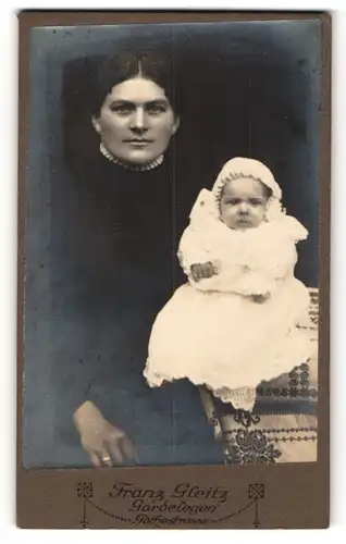 Fotografie Franz Gleitz, Gardelegen, dunkelhaarige junge Frau mit süssem Baby im weissen Kleid