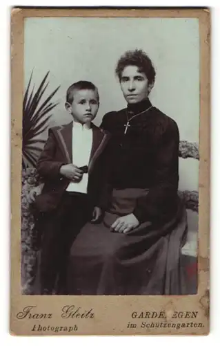 Fotografie Franz Gleitz, Gardelegen, dunkelhaarige Mutter mit lockigem Haar & frecher Bube im Anzug