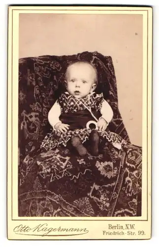 Fotografie Otto Kagermann, Berlin, niedliches kleines Mädchen mit blondem Haar und Beissring