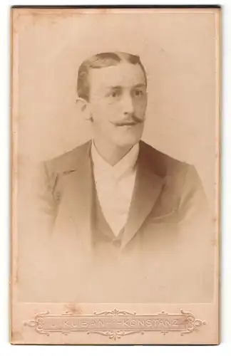 Fotografie J. Kuban, Konstanz, Portrait charmanter junger Mann mit Mittelscheitel und Oberlippenbart