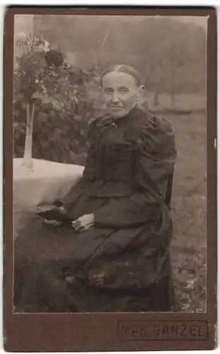 Fotografie Max Ganzel, Weiler-Simmerberg, charmante ältere Dame mit zurückgebundenem Haar und Buch in der Hand