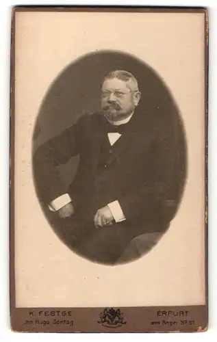 Fotografie K. Festge, Erfurt, Portrait charmant lächelnder Herr mit Brille und Bart im Anzug