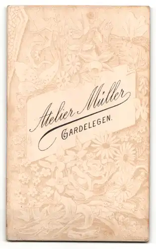 Fotografie Atelier Müller, Gardelegen, hübsches dunkelhaariges Mädchen im gepunkteten Kleid mit Blume in der Hand