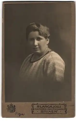 Fotografie R. Larga Jolli, Brixen, Portrait charmante Dame mit Halskette im gestreiften Pullover