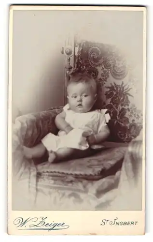 Fotografie W. Zeiger, St. Ingbert, Portrait Kleinkind auf Sitzmöbel
