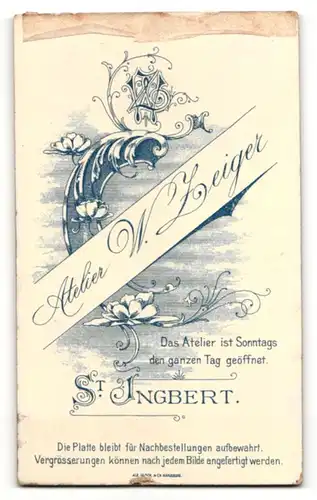 Fotografie W. Zeiger, St. Ingbert, Portrait Kleinkind auf Sitzmöbel