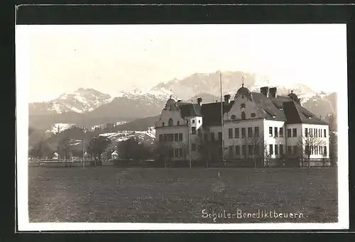 AK Benediktbeuern, Schule mit Gebirge im Hintergrund