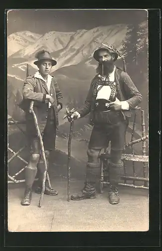 Foto-AK zwei Bergsteiger in Lederhosen in Studiokulisse