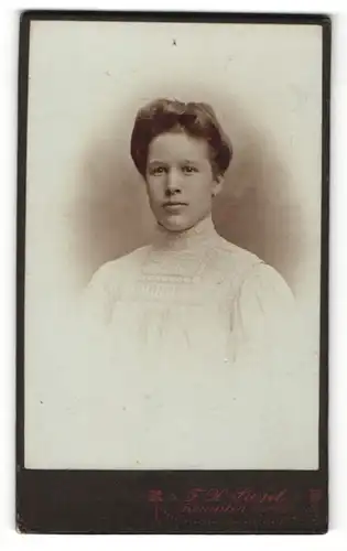 Fotografie F. X. Siegel, Kempten, Portrait junge Dame mit Hochsteckfrisur