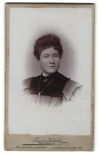 Fotografie Franz Gleitz, Neuhaldensleben, Portrait Dame mit zusammengebundenem Haar