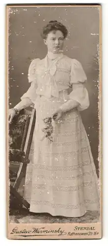 Fotografie Gustav Warminsky, Stendal, Portrait Dame in sommerlichem Kleid