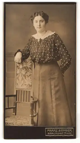 Fotografie Franz Senger, Braunlage i/H, Portrait junge Frau in zeitgenöss. Garderobe
