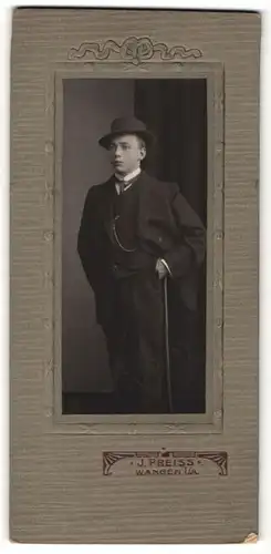 Fotografie J. Preiss, Wangen i/A, Portrait halbwüchsiger Knabe in Anzug mit Gehstock und Hut