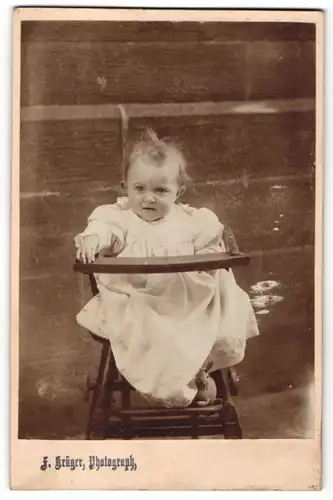 Fotografie F. Krüger, unbekannter Ort, Portrait Säugling in Kindersitz