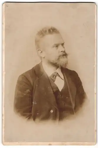 Fotografie unbekannter Fotograf und Ort, Profilportrait Mann mit Bart