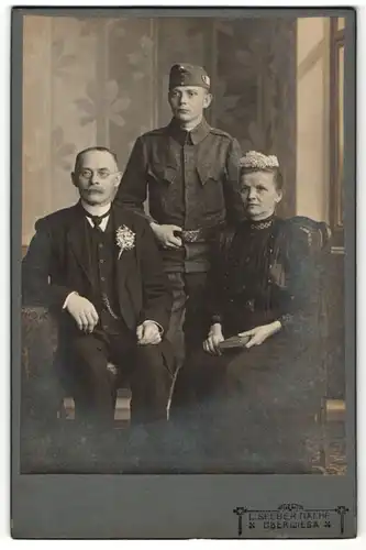 Fotografie C. Seeber Nachf., Oberwiesa, Portrait Soldat mit Eltern