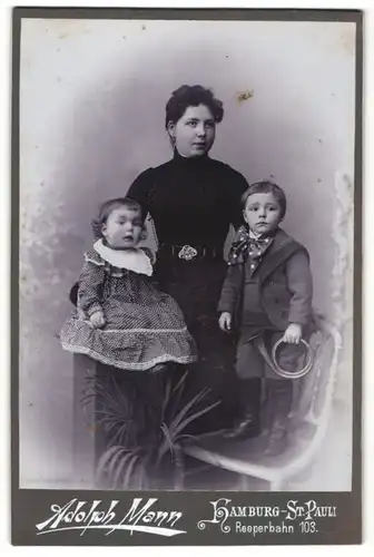 Fotografie Adolph Mann, Hamburg-St. Pauli, Portrait Mutter mit zwei Kindern