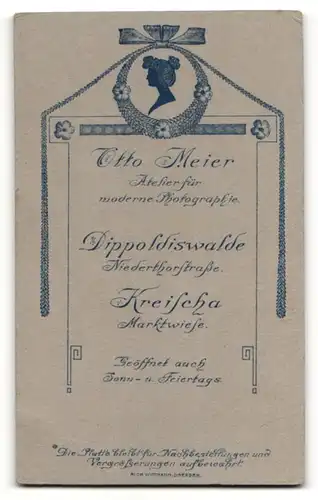 Fotografie Otto Meier, Dippoldiswalde, hübscher blonder Knabe im schwarzen eleganten Anzug