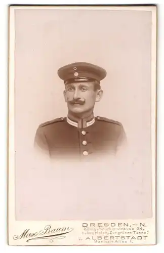 Fotografie Max Baum, Dresden-N., Portrait hübscher Soldat mit Schnurrbart und Schirmmütze in Uniform