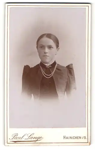 Fotografie Paul Lange, Hainichen i. S., Portrait dunkelhaariges Fräulein mit Brosche und Halskette