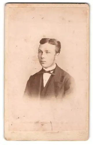 Fotografie A. Sturmhoefel, Freiberg i. S., Portrait charmanter dunkelhaariger Mann mit Mittelscheitel und Fliege