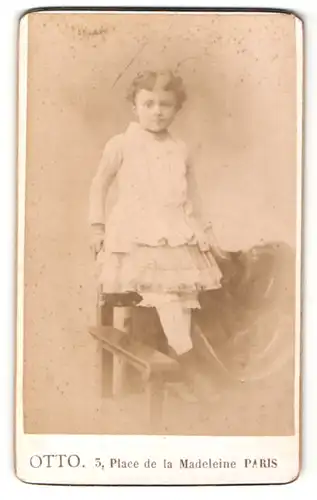 Fotografie Otto, Paris, lächelndes kleines Mädchen im weissen Rüschenkleid