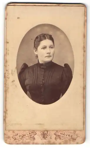 Fotografie L. Poulain, Havre, junge Frau mit Zopf im schwarzen Kleid
