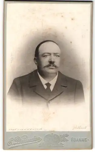 Fotografie E. Dessendier, Roanne, Portrait eines Mann mit lichtem Haar