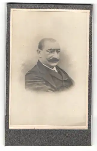 Fotografie E. Poix, Lyon, Portrait Herr mit Zwicker und Schnauzbart