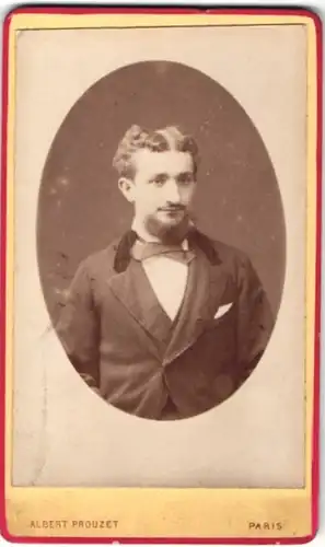 Fotografie Albert Prouzet, Paris, Portrait junger Herr mit gescheiteltem Haar im Anzug