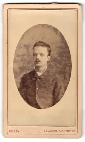 Fotografie Doisen, Paris, Portrait junger Mann mit Schnurrbart und Bürstenhaarschnitt