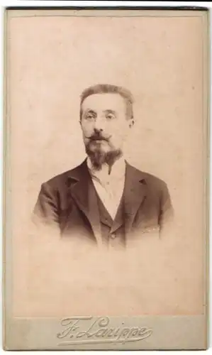 Fotografie F. Larippe, Tours, Portrait bürgerlicher Herr mit Knebelbart und Brille