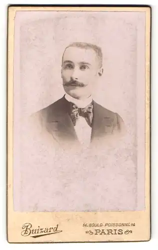 Fotografie Buizard, Paris, Portrait junger Herr mit Zwirbelbart und Krawattenschleife