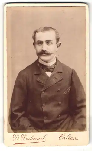 Fotografie D. Dubreuil, Orleans, Portrait junger Herr mit Schnauzbart im Anzug