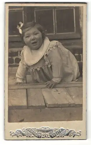 Fotografie Portrait Visite, Ort unbekannt, Portrait krabbelndes Kleinkind mit Haarschleife